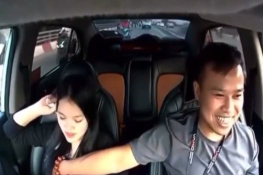 Tài xế đội mũ xanh bóp vếu cô gái xinh đẹp